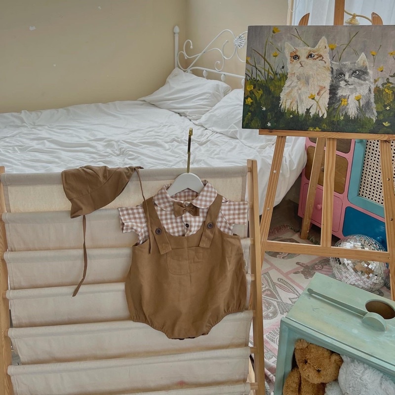 Áo + yếm rời + nón (có nơ) caro nâu em bé trai nanci room