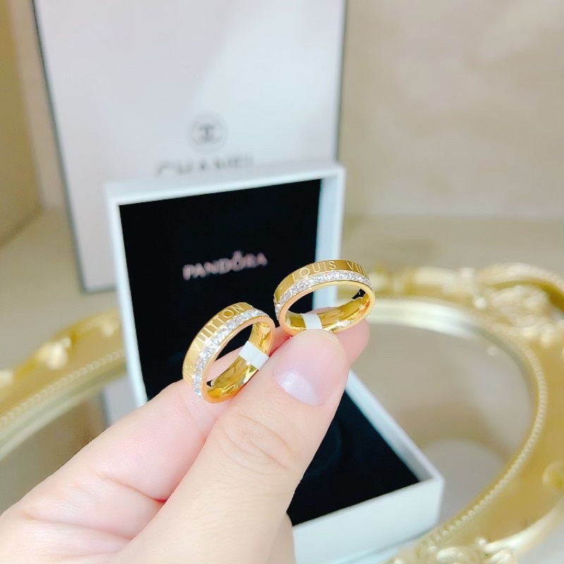 Nhẫn titan Lv đính đá mạ vàng ko rỉ