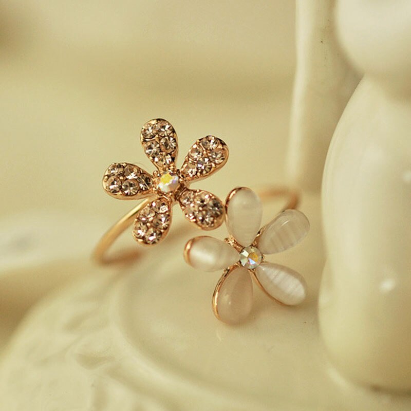 Nhẫn đính đá kiểu hoa cúc thanh lịch