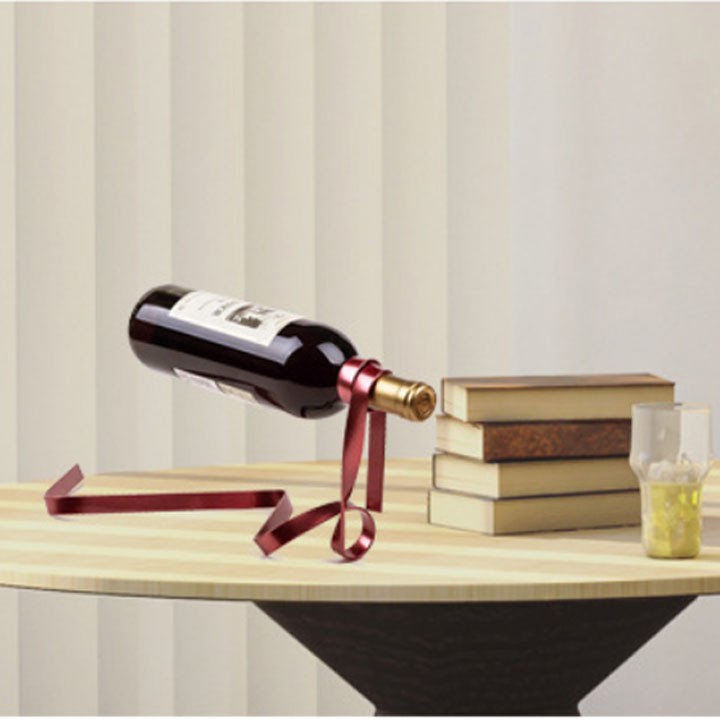 Kệ rươu nghệ thuật dải ruy băng đỏ