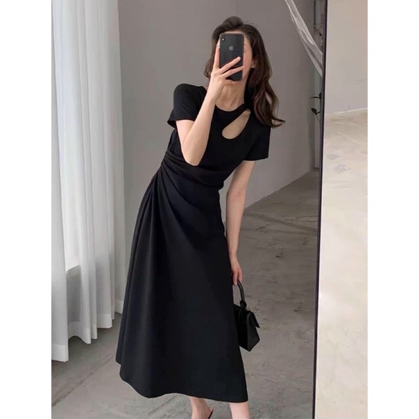 Đầm váy đen dạo phố khoét vai