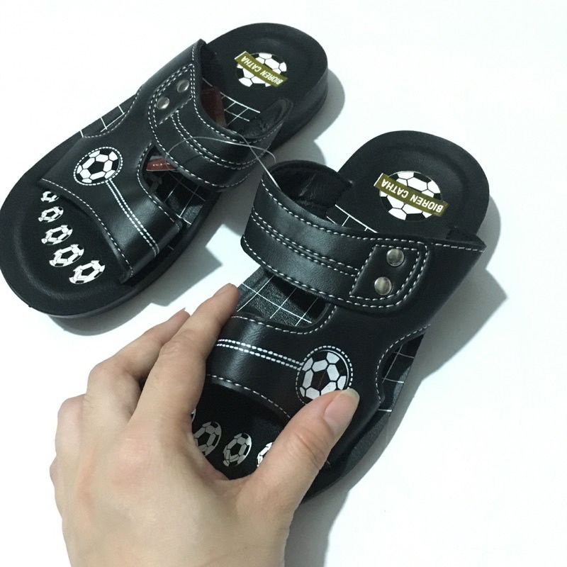 Dép Giả da cho bé trai hình quả bóng