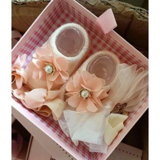 Set  băng đô và giày cho bé sơ xinh.
