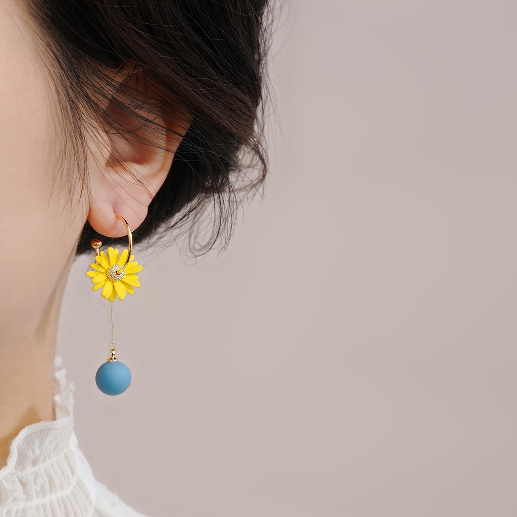 Khuyên Tai Bạc 925 Hình Hoa Cúc Vàng Thiết Kế Không Đối Xứng Hàn Quốc Hàng Mới