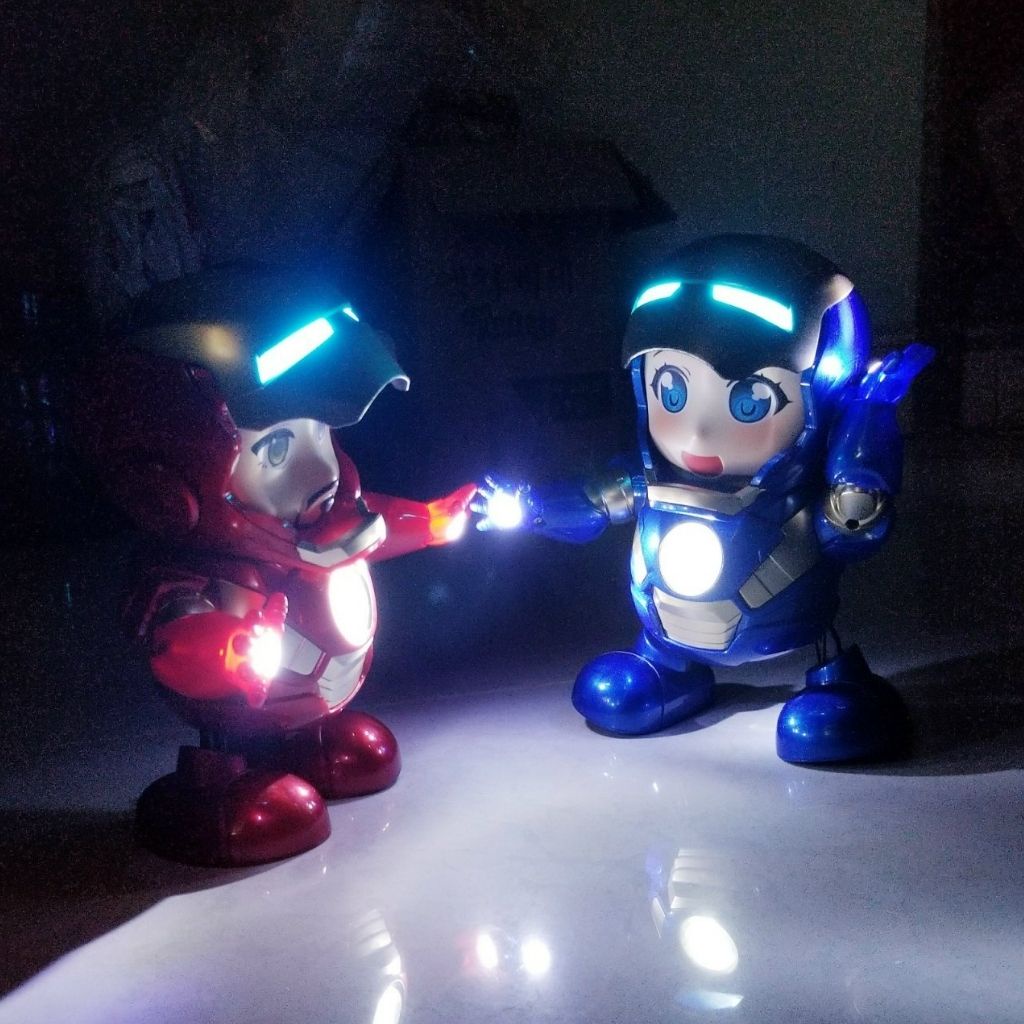 Đồ chơi robot Iron man, người sắt iron man bằng nhựa có đèn, có nhạc, nhảy mua vui nhộn, không kèm pin