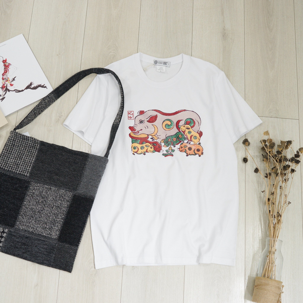 NOBITA HOME - ÁO THUN TAY NGẮN TRANH ĐÔNG HỒ LỢN ĐÀN