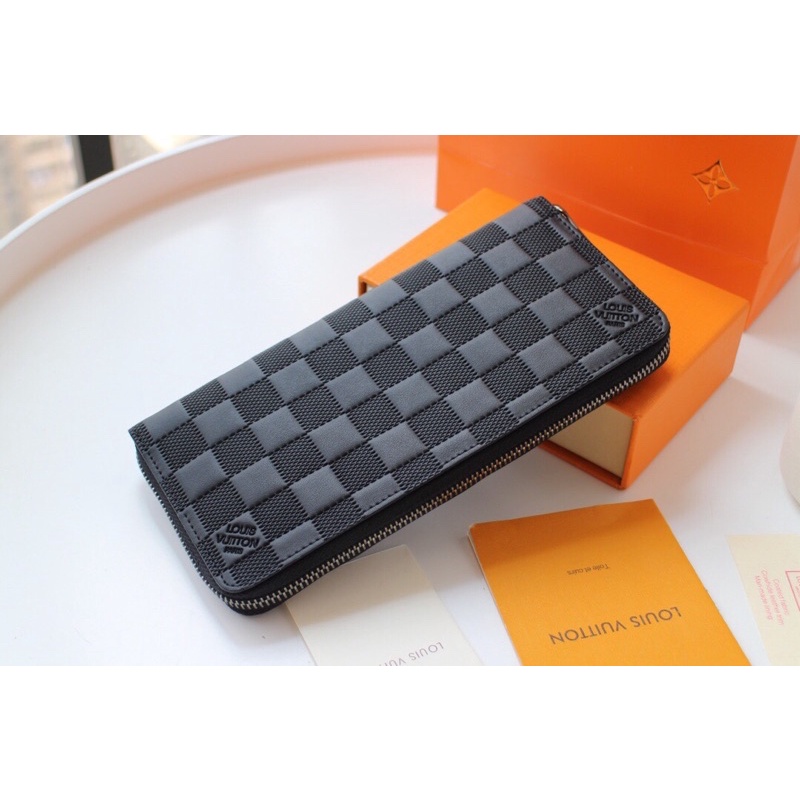 ví nam khóa kéo dọc này được làm từ chất liệu canvas Damier Graphite bền đẹp, khí chất lịch lãm louis vuitton LV