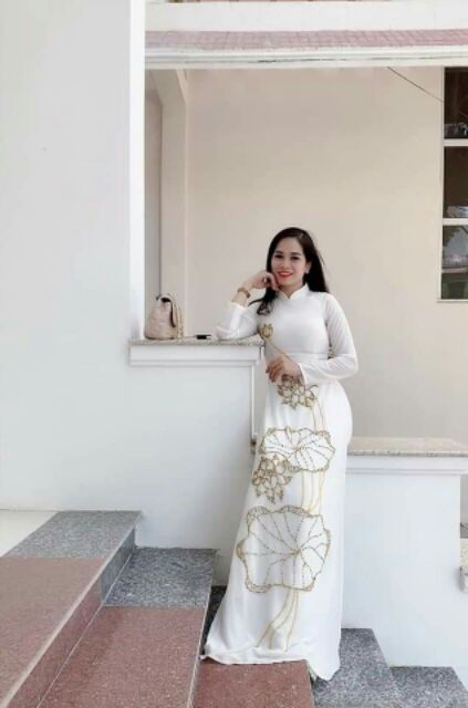 Áo dài màu trắng hoa sen quá tuyệt luon.................................................................................