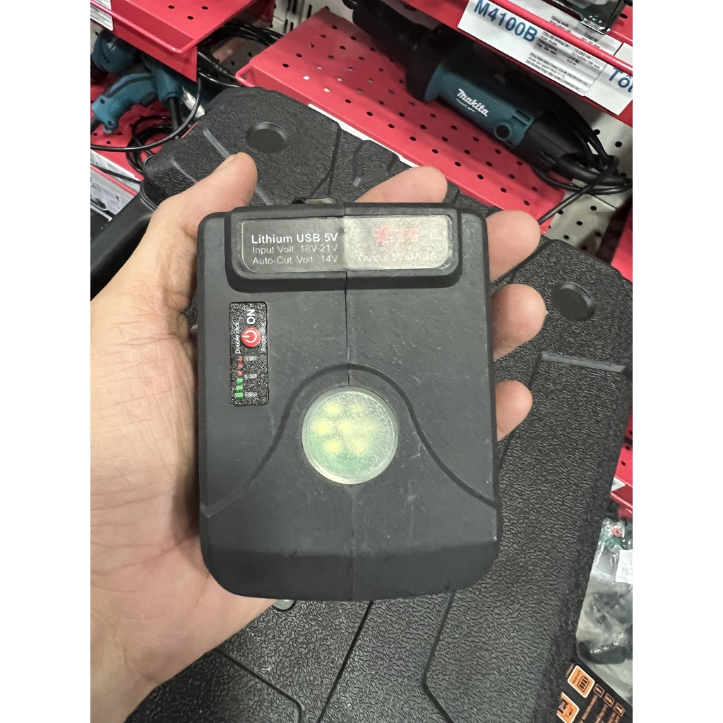 Đế sạc điện thoại tích hợp đèn chiếu sáng sử dụng chân pin Makita