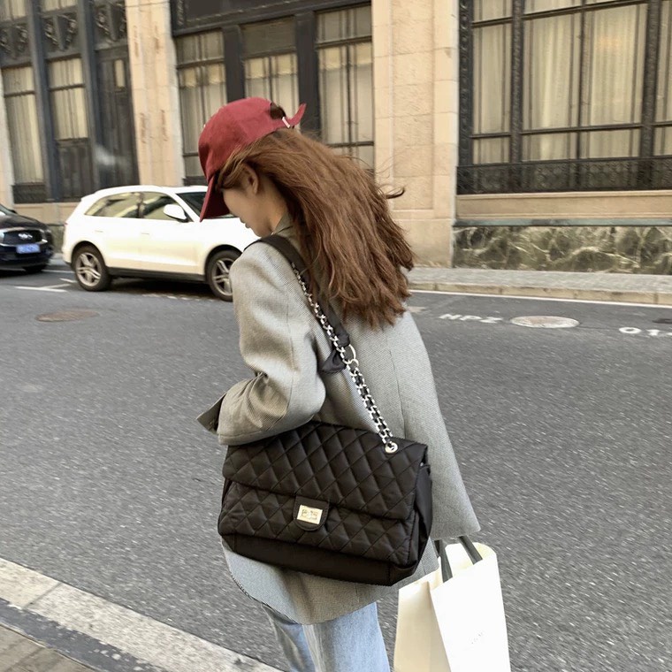 Túi xách cỡ lớn chất liệu nylon phối chuỗi dây xích phong cách retro thời trang cá tính cho nữ