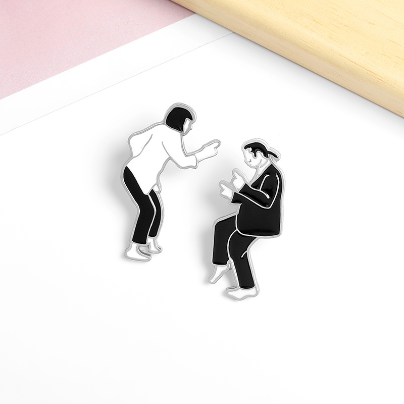 Ghim cài áo hình nhân vật màu trắng đen phong cách thời trang