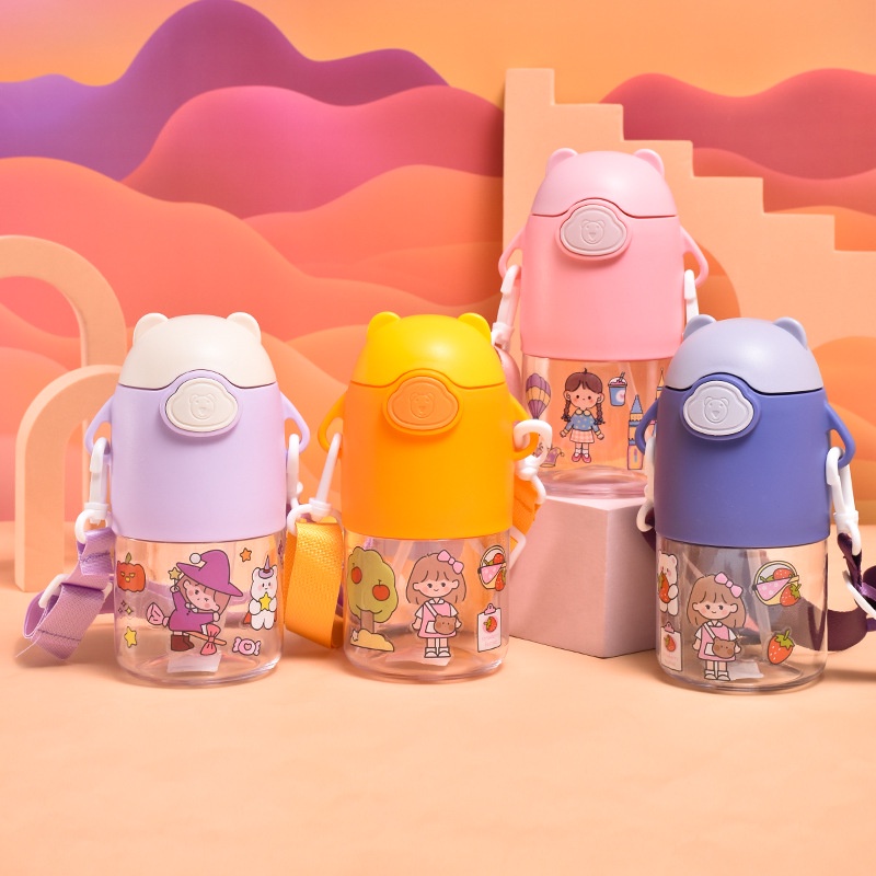 Bình Nước 650ml Hình Gấu Có Dây Đeo, Ống Hút Và Sticker Cute