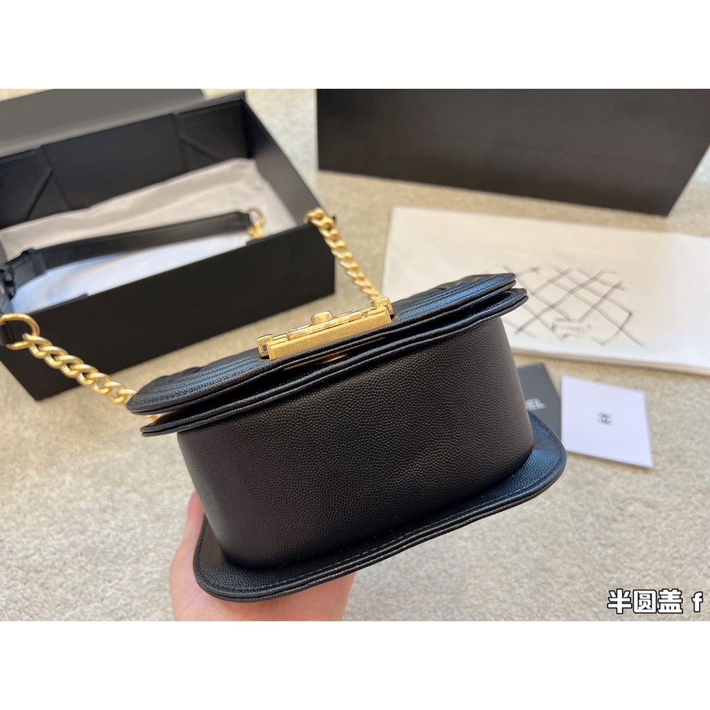 Túi Đeo Chéo Da Cừu Phối Kim Loại Màu Đen Vàng Sang Trọng