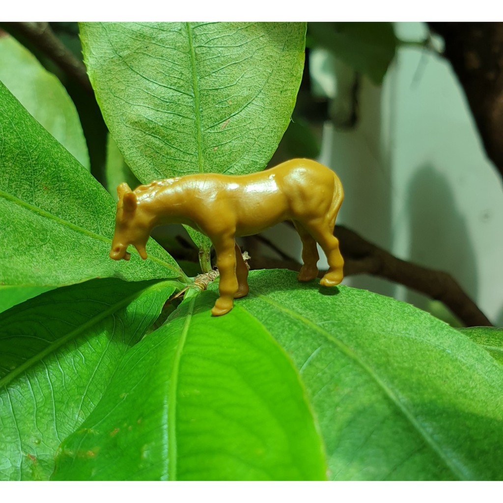 Mô hình con ngựa bằng nhựa