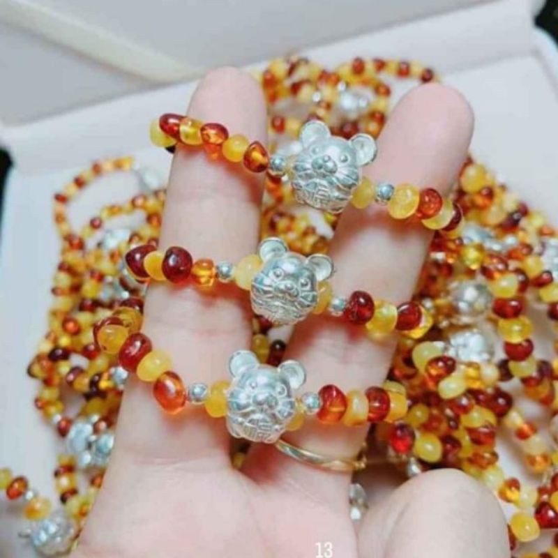 Lắc tay hổ phách mặt chuột bạc ta cho bé yêu