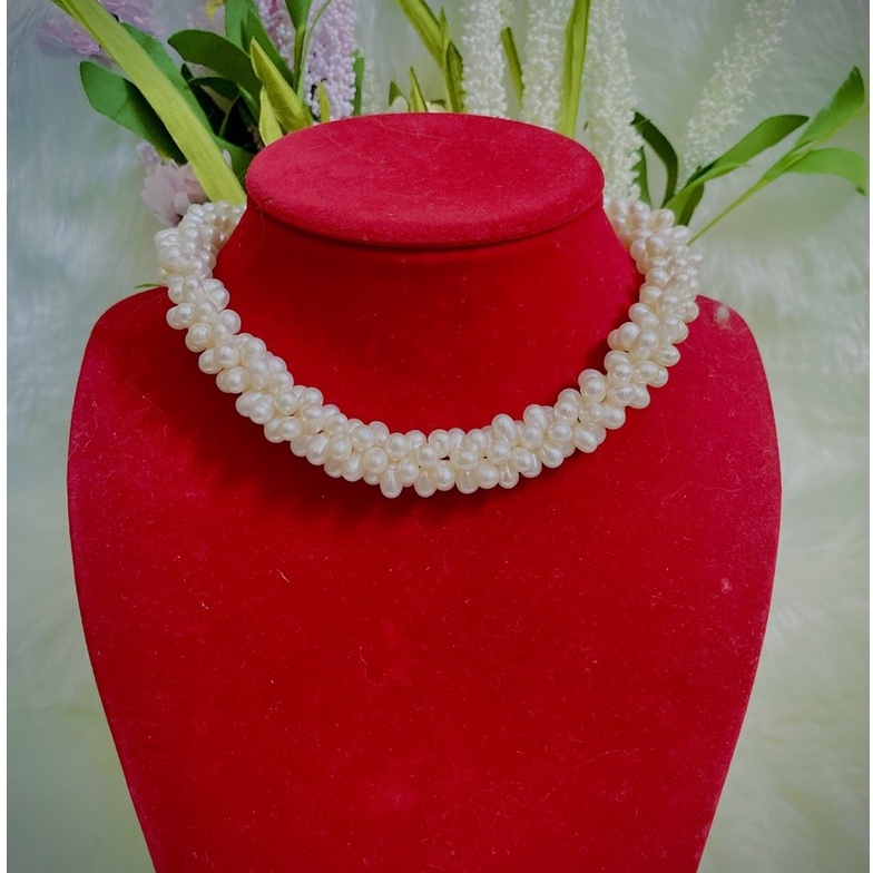 Vòng cổ chocker trai thật tự nhiên nuôi nước ngọt được tạo bởi 3 dây lẻ chung khóa hoa hồng xịn xò tết kiểu thanh lịch