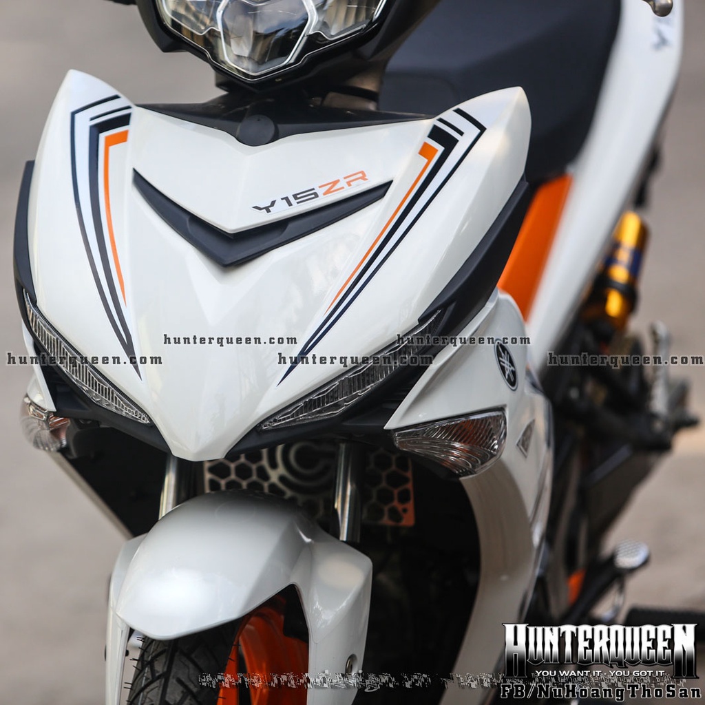 Tem ghép 5 lớp Y15ZR in UV, tách nền hoàn toàn, dán được trên mọi màu nền xe Exciter 150. Kích thước chuẩn