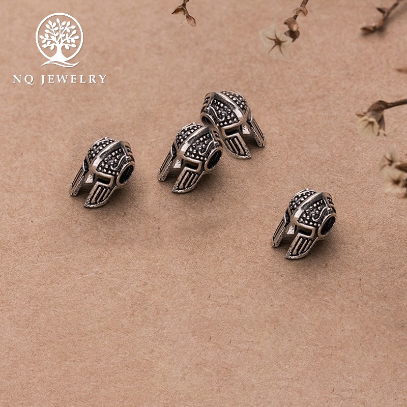 Charm bạc hình mũ giáp chiến binh xỏ ngang - NQ Jewelry