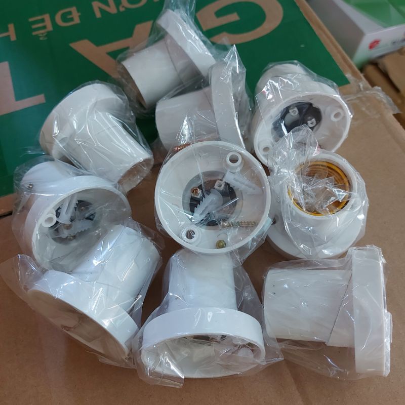 Đuôi đèn xoáy treo lò xo kín nước đuôi E27
