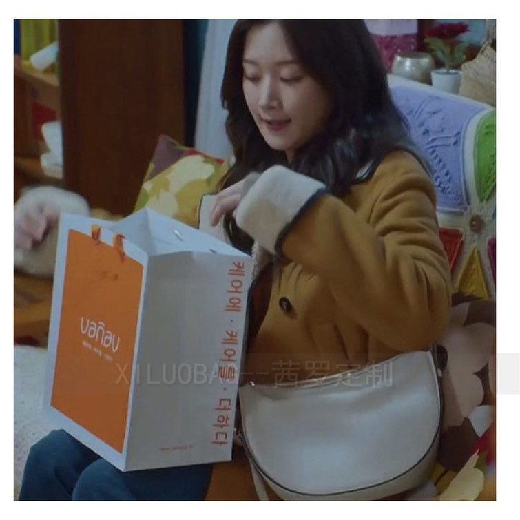 Túi đeo chéo vầng trăng Moon Ga Young trong phim True Beauty