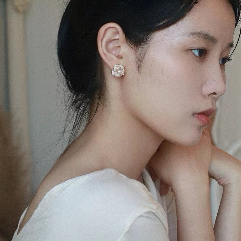 Đôi Khuyên Tai Hình Hoa Trà Đính Ngọc Trai Thanh Lịch Cho Nữ