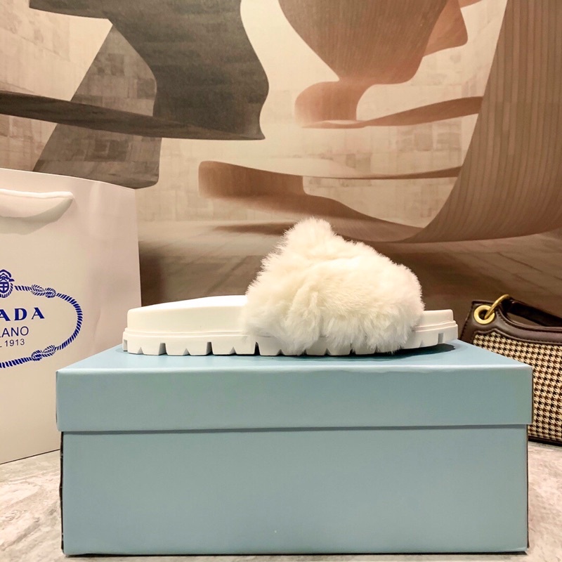 Dép thời trang nữ đế TPU chống trơn trượt quai ngang đính lông cừu prada