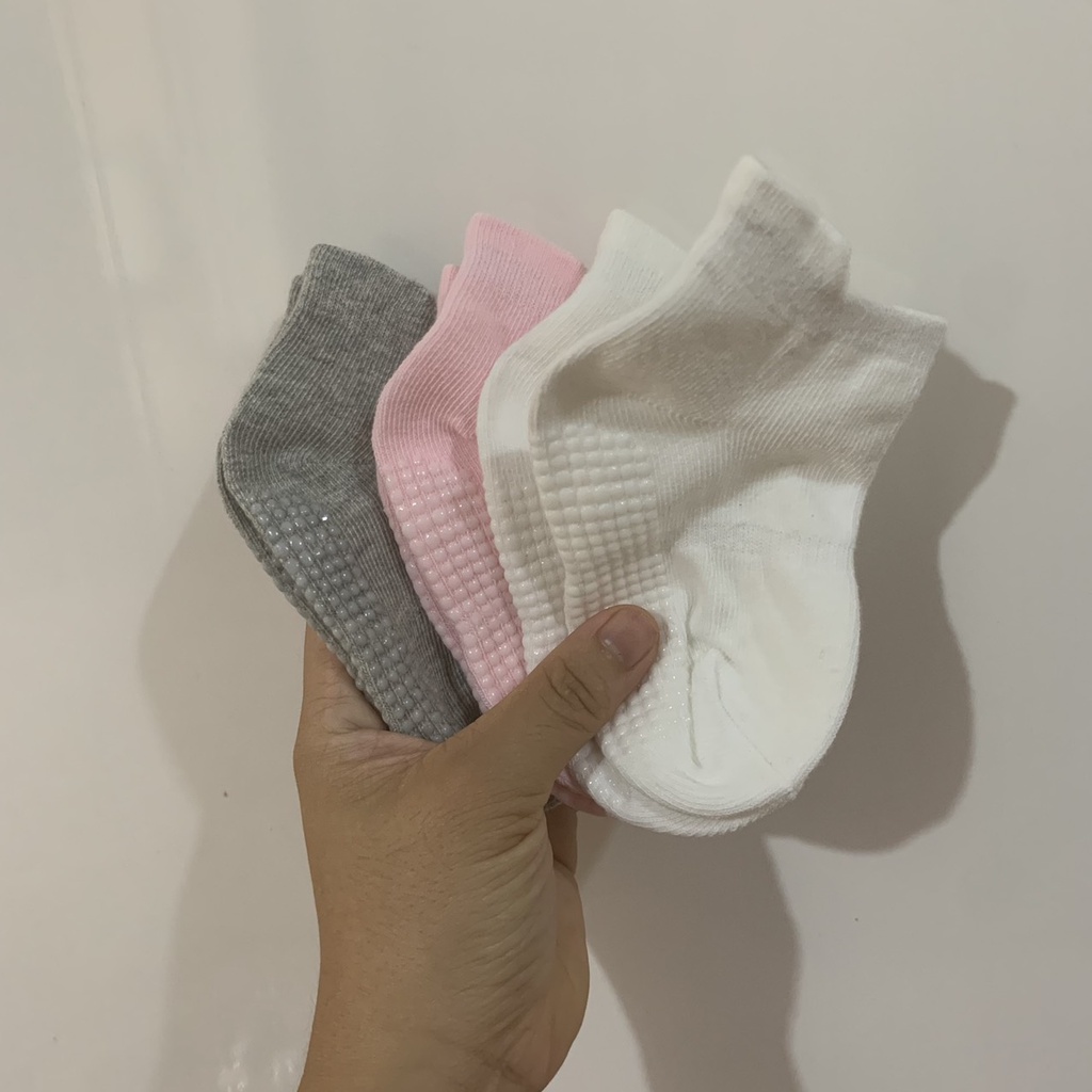 Set 3 đôi tất chống trơn trượt cho bé trai bé gái cổ ngắn
