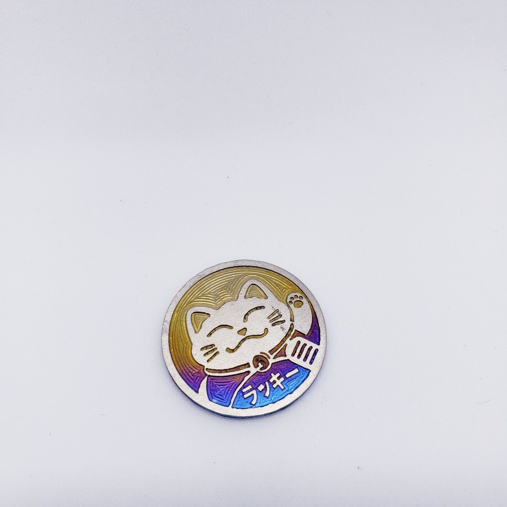 Tem titan mèo thần tài tròn 2,8cm có sẵn keo dán 3M đỏ loại tốt chống bị bong tróc