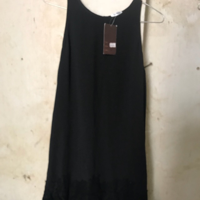 Váy đen đẹp lắm ạ .váy này đi tiệc đi dạ hội cực xinh luôn . Cho người cao m58 trở lên nha . E chụp hơi dìm hàng quá....
