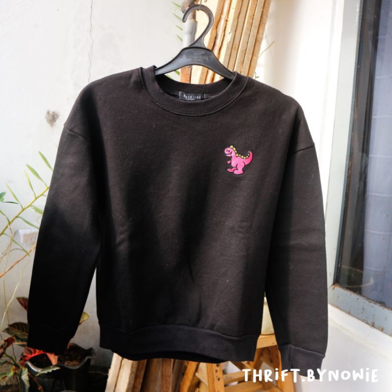 Thrift Áo Len Cổ Thuyền Màu Đen CROP Khủng Long - NOWIE VOL. 1