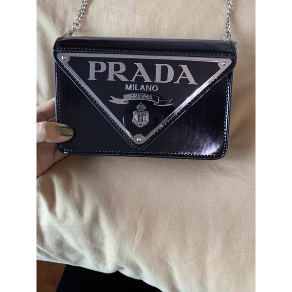 Gift vip Prada đen