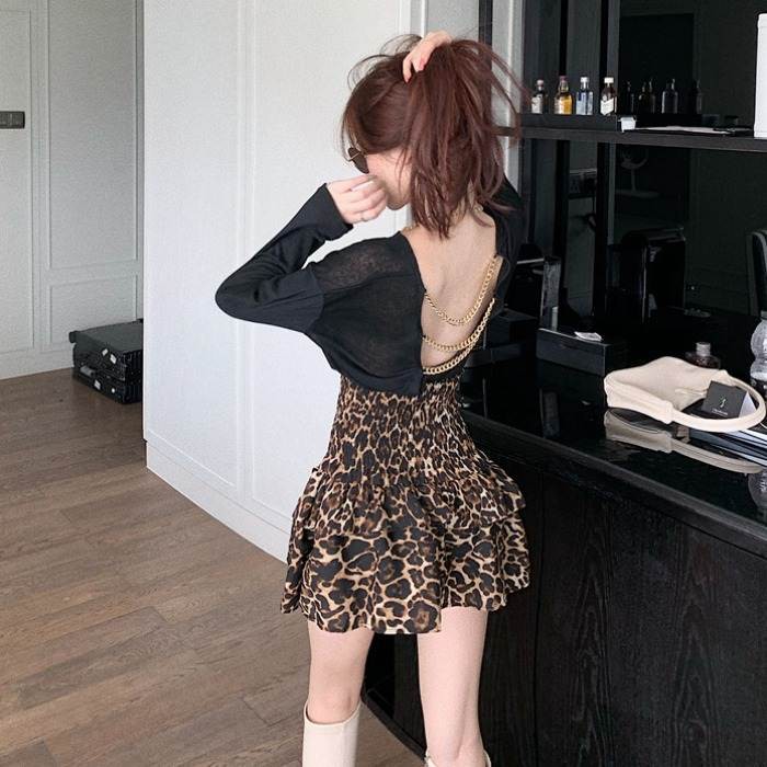 Áo đen tay dài hở lưng xích cổ tròn thun + váy ngắn xòe tầng eo lưng cao màu da beo báo ulzzang
