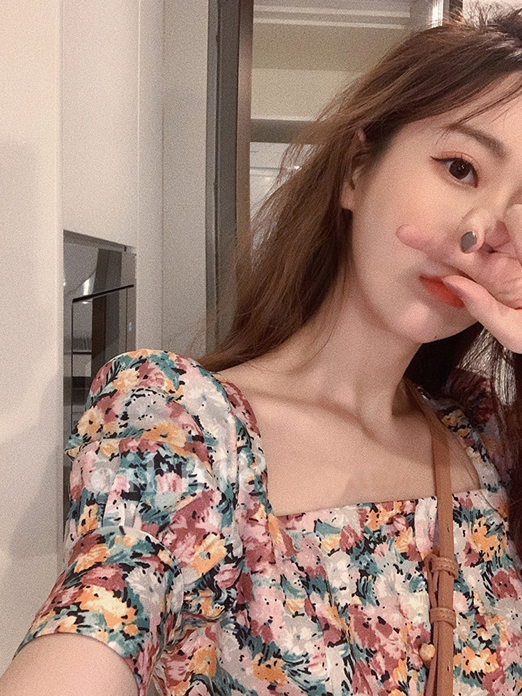 Áo kiểu tay ngắn cổ vuông hoạ tiết hoa phong cách retro thời thượng