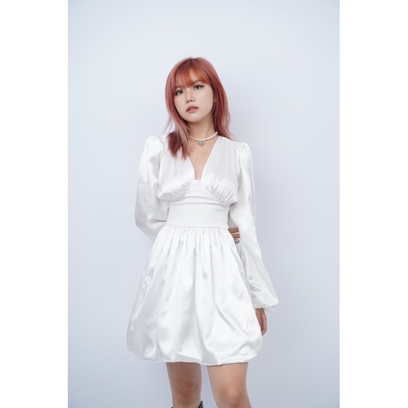 𝗝𝘂𝗹𝗶𝗲𝘁𝘁𝗲 𝗗𝗿𝗲𝘀𝘀 Váy đuôi bồng cổ V xẻ tinh tế sang chảnh