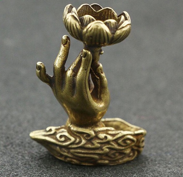 Đế cắm trầm Tay Phật cầm hoa sen bằng đồng cao 57mm