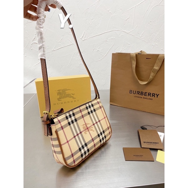 Túi Burberry hoạ tiết