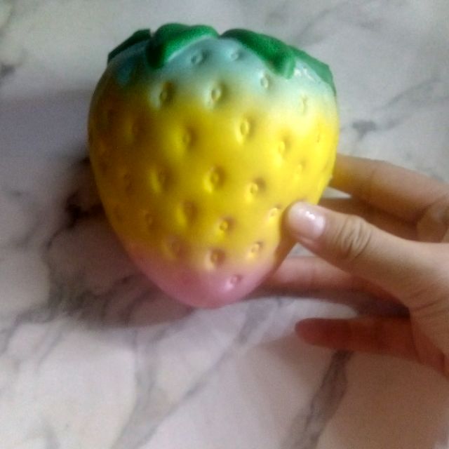 Squishy dâu 🍓 ( hàng lỗi ) 80k sale còn 15k