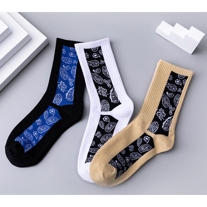 Vớ cao cổ dải dọc Hoa văn phong cách thể thao, trẻ trung, năng động dành cho cả Nam và Nữ.