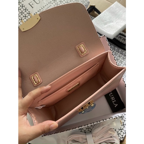 𝐓𝐮́𝐢 𝐅𝐮𝐫𝐥𝐚 𝐦𝐞𝐭𝐫𝐨𝐩𝐨𝐥𝐢𝐬 𝐭𝐚𝐲 𝐜𝐚̂̀𝐦