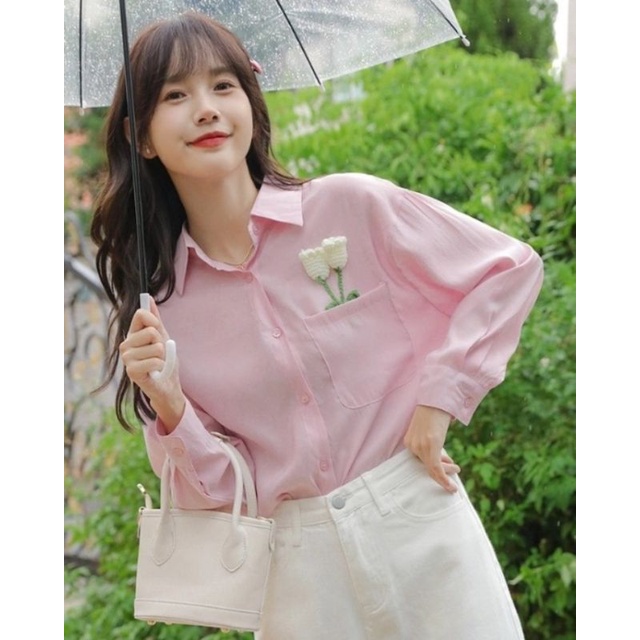 ÁO SƠ MI NỮ HỒNG PASTEL TÚI ĐÍNH HOA ĐAN PHỐI QUẦN JEANS TRẮNG THÊU HOA NHÍ TÚI SAU SIÊU XINH