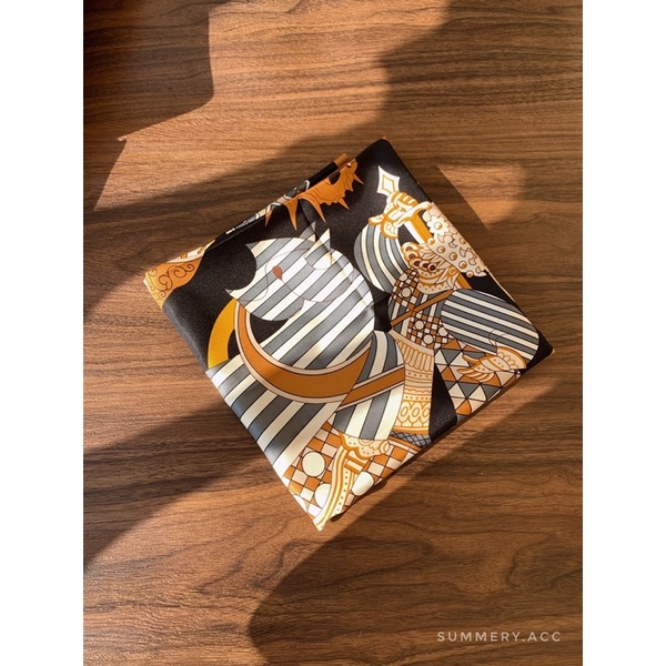 Khăn lụa SUMMERY hoạ tiết tone cam đất phối hoạ tiết size 70x70 quàng cổ, turban, buộc tóc
