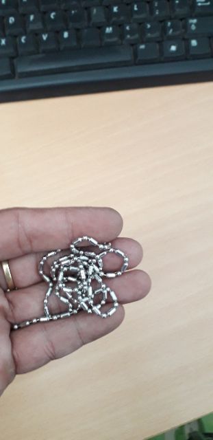 Một sợi dây chuyền bằng inox loại bi tròn 2 ly