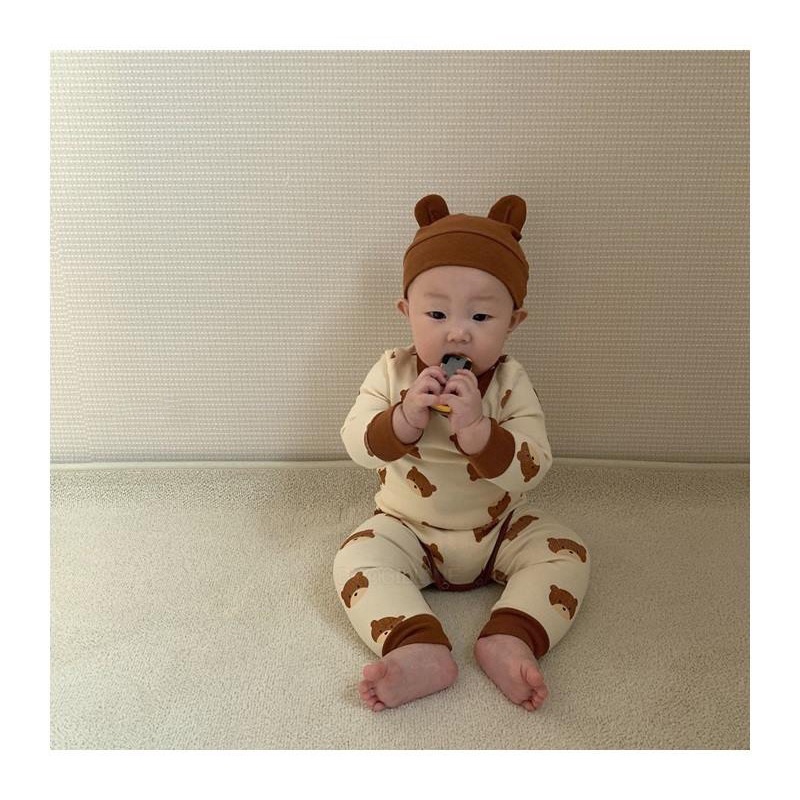 Set đồ ngủ ba món gồm áo liền quần tay dài in hình gấu + quần legging lưng cao + mũ cho bé sơ sinh