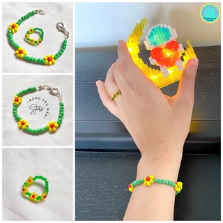 Vòng tay hạt cườm hoa vàng trên cỏ xanh
