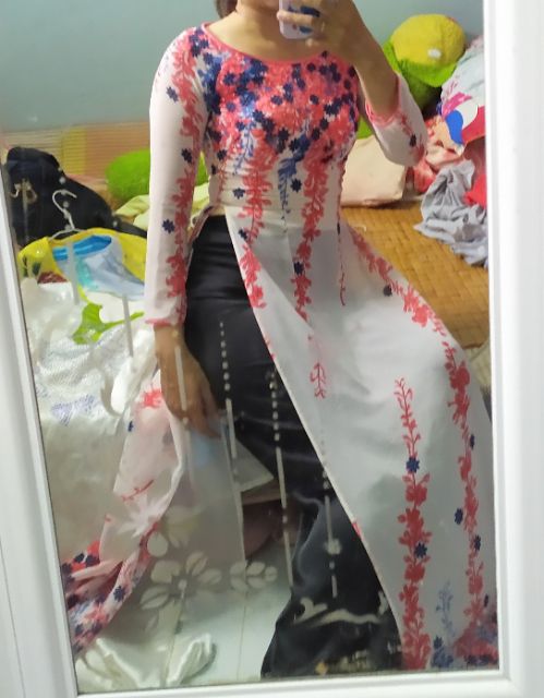 Áo dài hoa dây đỏ