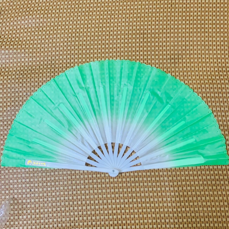 Quạt múa văn nghệ, biểu diễn, tập dưỡng sinh màu xanh lá