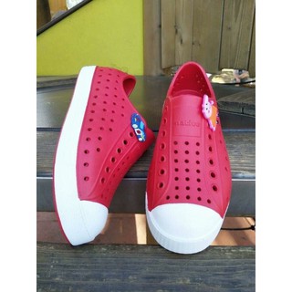 Giày Nhựa Native Jefferson - Chất Nhựa E.V.A Siêu Nhẹ, Không Thấm Nước - MÀU ĐỎ TRẮNG