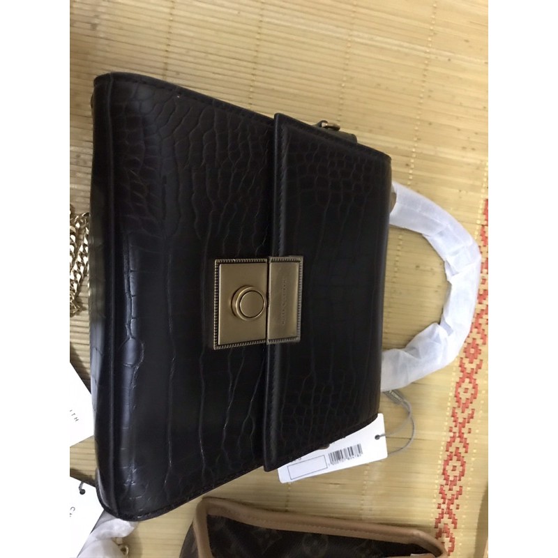 Túi xách đen chảnh