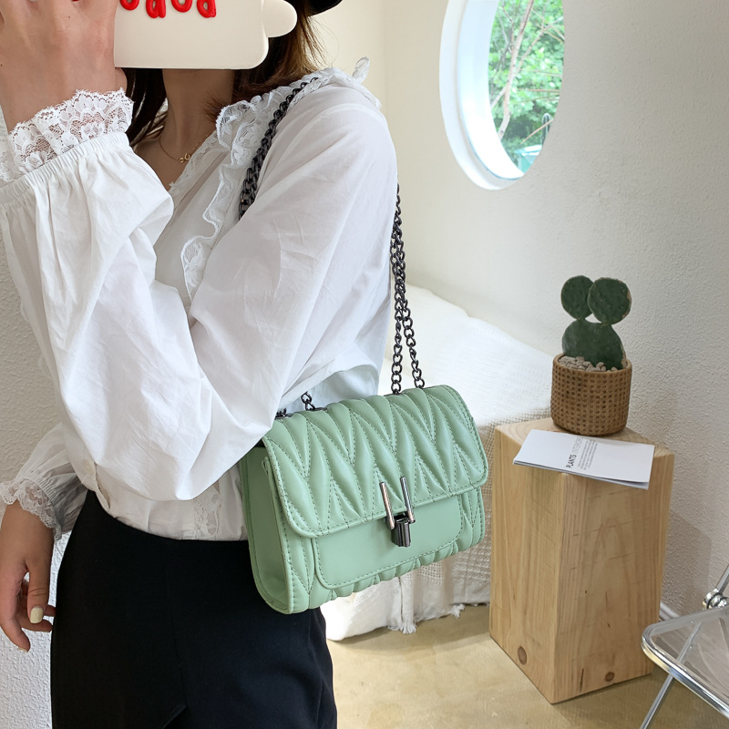 Túi Đeo Chéo Dáng Vuông Đính Đá Phối Dây Xích Sang Trọng Sành Điệu