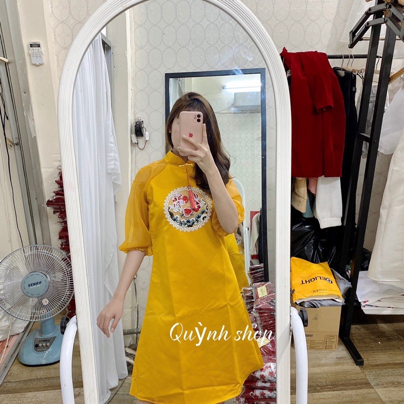 Áo dài cách tân phong cách, đầm đỏ sườn xám phối gấm hoa cao cấp | BigBuy360 - bigbuy360.vn